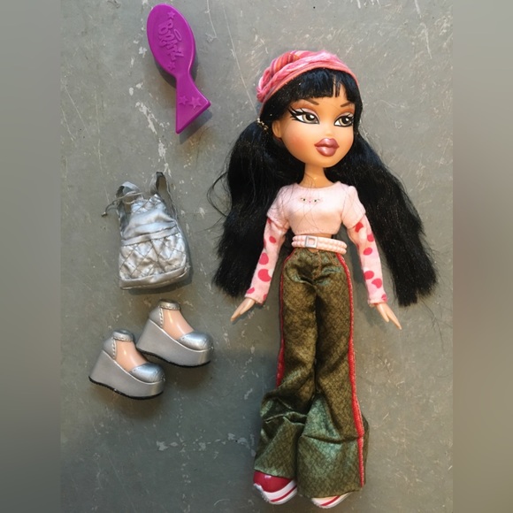 Lot of 2 Bratz dolls, 2001/2002 first edition cool Bratz and beach party! - Picture 4 of 4